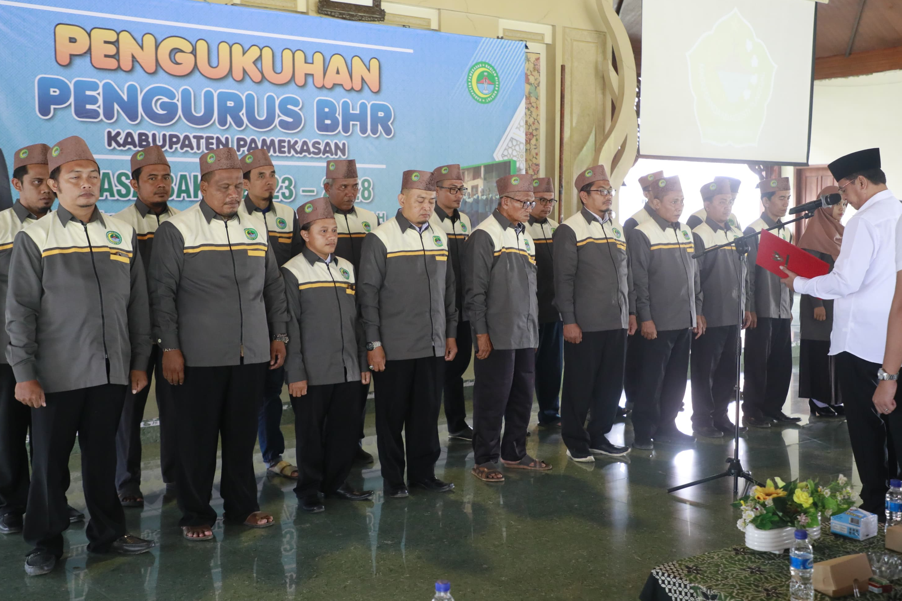 DUA DOSEN FAKULTAS SYARIAH DIKUKUHAN SEBAGAI PENGURUS BHR KABUPATEN PAMEKASAN